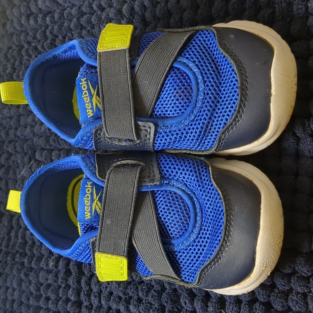 Weebok size 8 shoes